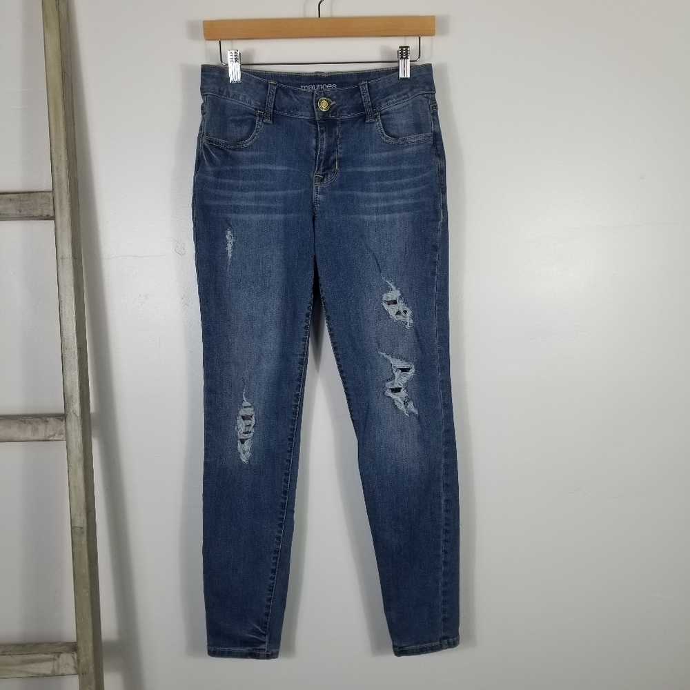 MAURICES DISTRESSED JEANS SIZE S (28 WAIST) MATERIAL UNDER DISTRESSED MARKINGS